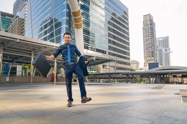 Genç yakışıklı işadamı Modern şehir içinde açık havada yürüyüş