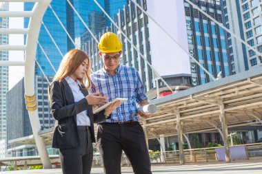 Mimar ve asistanı veya Sekreter Wir tutarken tartışmak