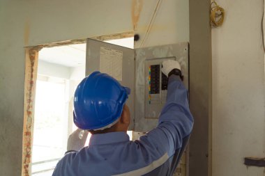 Erkek elektrikçi veya mühendisi veya elektrik sistemi incelemek 