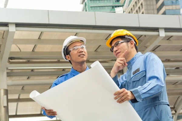Two Engineer or Architect discuss — Stock Photo, Image