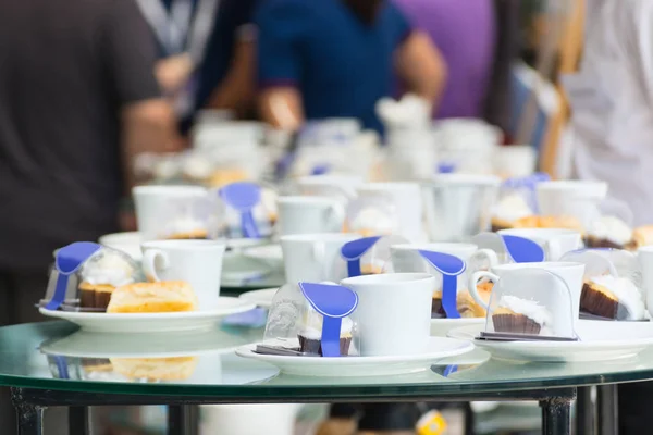 Xícara de café conjunto com sobremesa no Talbe no tempo de freio de café Imagem De Stock