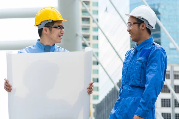 Due ingegneri o architetti discutono — Foto Stock