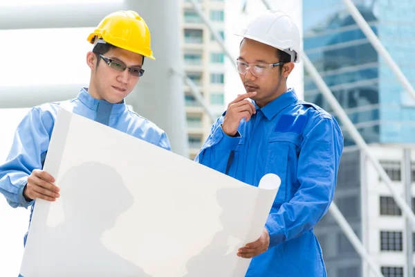 Dois Engenheiro ou Arquiteto discutir sobre Projeto de Construção Moderna em Imagem De Stock