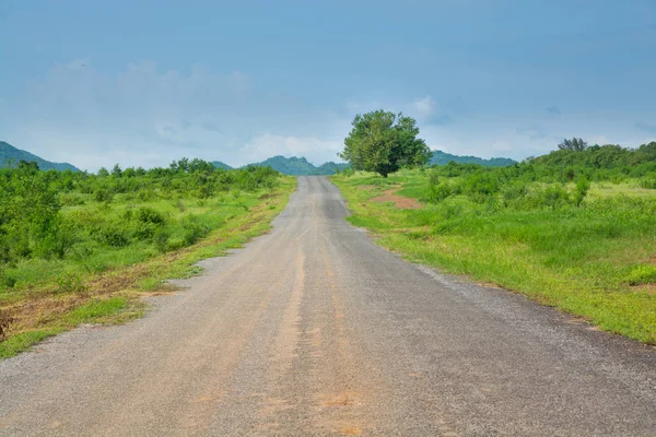 Заброшенная сельская дорога на холме — стоковое фото