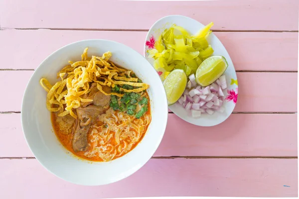 Noodle Khao soi - tradycyjne tajskie jedzenie — Zdjęcie stockowe
