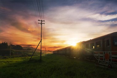 Metal tren veya sabah güneşli da demiryolu üzerinde Vintage tren