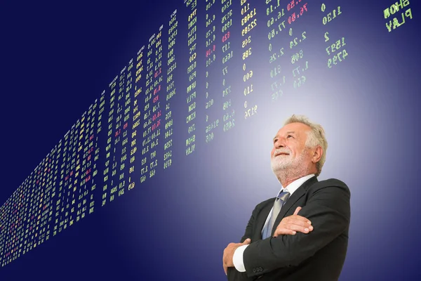 Oude Senior zakenman op zoek of kijken naar de Stock Market Share Pr — Stockfoto