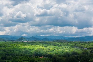 Yeşil çim alan çayır ve dağ mavi gökyüzü altında 
