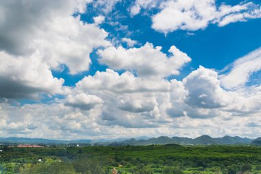 Yeşil çim alan çayır ve dağ mavi gökyüzü altında 
