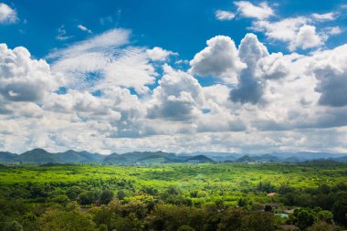 Yeşil çim alan çayır ve dağ mavi gökyüzü altında 