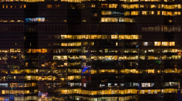 Contexto do brilho do edifício de escritório à noite — Fotografia de Stock