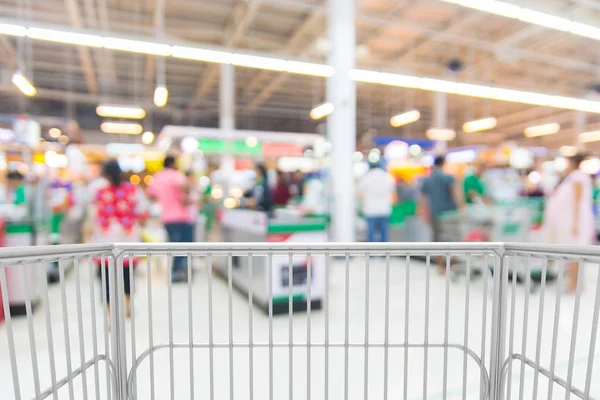 Carrinho de Compras Trolley em Hypermarket ou Conveniência de Desconto Sto — Fotografia de Stock