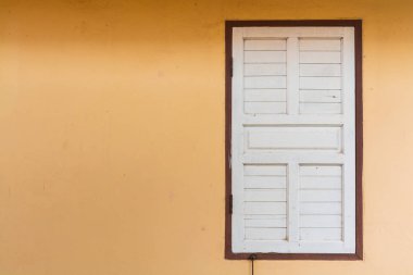 Beyaz eski pencere boş turuncu boyalı çimento duvar ahşap  