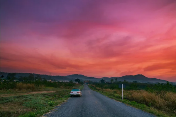 Поездка на автомобиле по проселочной дороге к двери кладбища с красочным мором — стоковое фото
