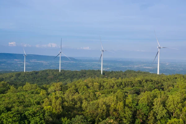 Windenergie-Generator im Windkraftfeld — Stockfoto