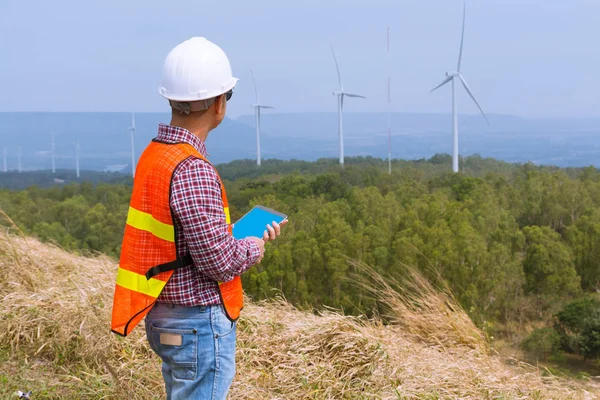 Männliche Architekt Ingenieur oder Geschäftsmann tragen Hardhat Umfrage Wind — Stockfoto