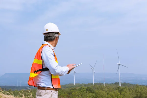 Männliche Architekt Ingenieur oder Geschäftsmann tragen Hardhat Umfrage Wind — Stockfoto