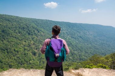 Erkek Backpacker durmak cliff G üzerinde seyahat Trekking yolculuk sırasında