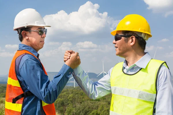 Architekt und Ingenieur geben sich die Hand — Stockfoto