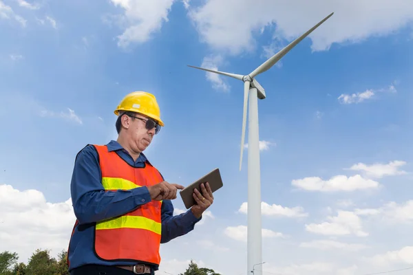 Elektrotechniker nutzen Tablet-Gerät mit Windkraftgen — Stockfoto