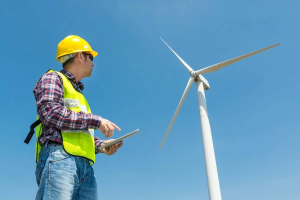 Elektrotechniker nutzen digitales drahtloses Tablet-Gerät mit Windkraft — Stockfoto