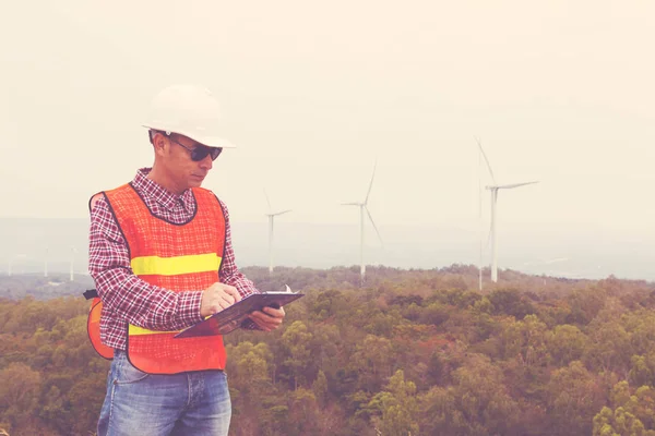 Ingegnere elettrico scrittura rapporto di manutenzione sugli Appunti — Foto Stock