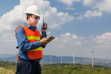 Erkek mimar veya mühendis iki yönlü radyo kullanmak ve sekmesi; et