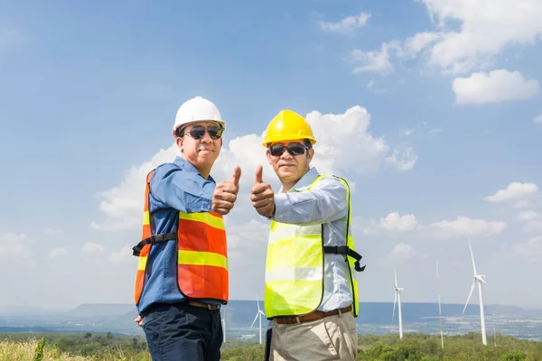 Architekt und Ingenieur lächeln und zeigen Daumen hoch — Stockfoto