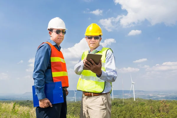 Ingenieur und Architekt diskutieren über digitales drahtloses Tablet — Stockfoto