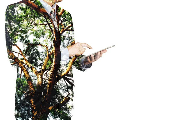 Çift Kişilik Adamı Pozlama Kullanın Dijital Kablosuz Tablet Ağaç Dal — Stok fotoğraf