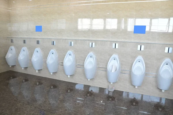 Rij van urinoir sanitair blokken voor de mens — Stockfoto