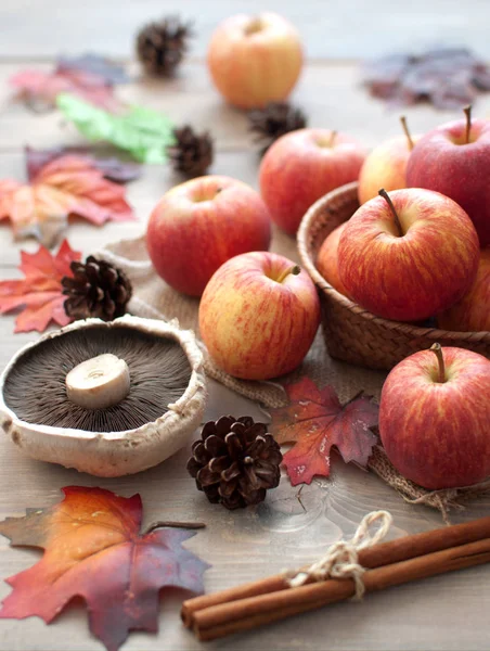Naturalne produkty, jabłka, autumn odchodzi — Zdjęcie stockowe