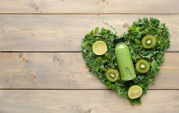 Smoothie vert avec des ingrédients en forme de coeur — Photo