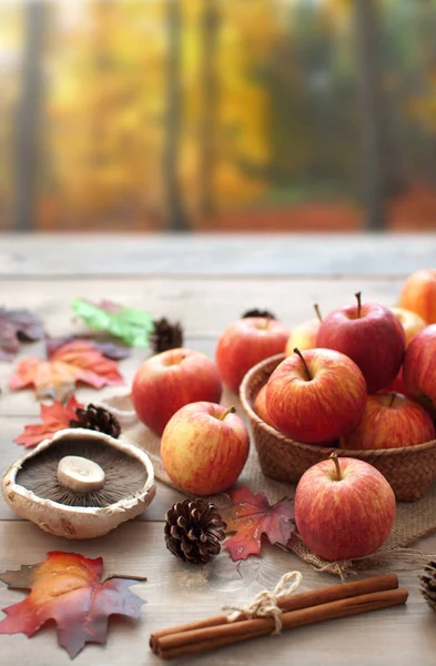 Jesienne jabłka tło i liści — Zdjęcie stockowe