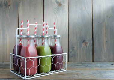 Smoothies kopya alanı ile şişelerde 