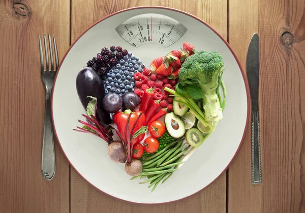 Diet concept heart shape fruit and vegetables — Stock Photo, Image