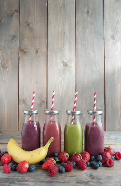 Smoothies i flaskor med kopia utrymme — Stockfoto