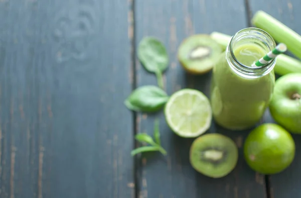 Batido de frutas en una botella — Foto de Stock