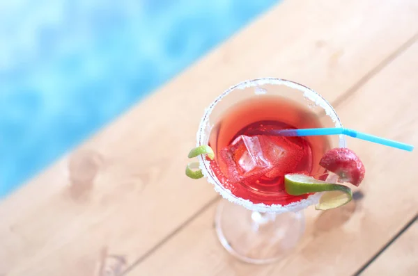 Vid poolen cocktail drink — Stockfoto