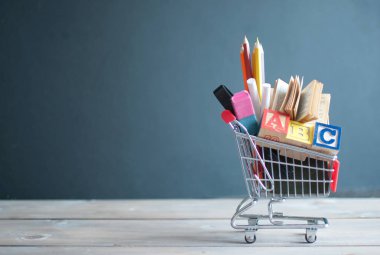 Okula geri alışveriş sepeti