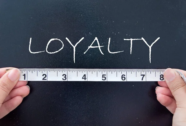 Händer mäta lojalitet — Stockfoto