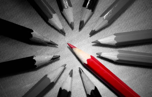 Concepto de liderazgo, lápiz rojo entre blanco y negro —  Fotos de Stock