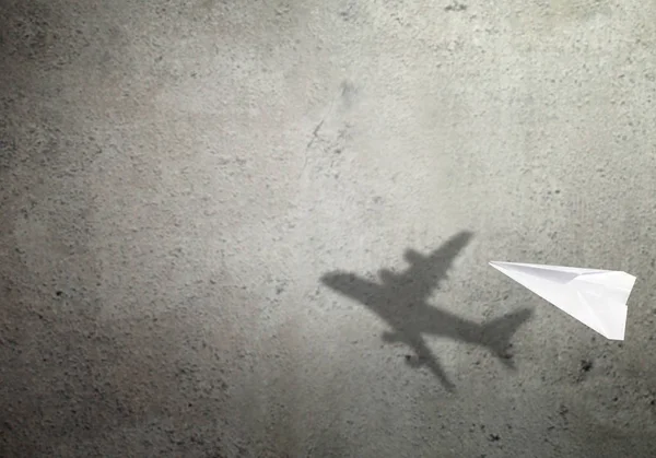 Χαρτί αεροπλάνο σκιά έννοια — Φωτογραφία Αρχείου