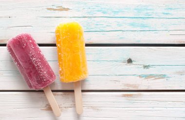 Ahşap üzerine buz popsicles
