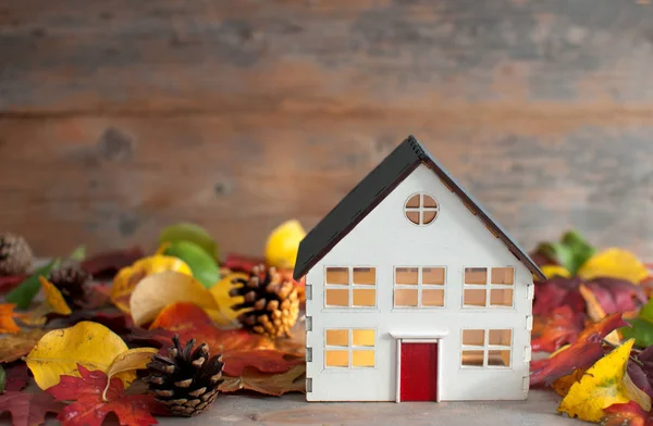 Miniatuur huis herfst — Stockfoto