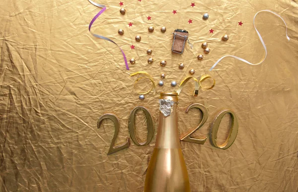 Otwarcie złotej butelki szampana — Zdjęcie stockowe