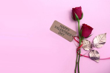 Boş etiketli kırmızı güller