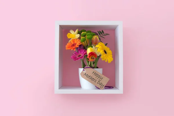 キューブ棚ディスプレイユニットの母の日の花 — ストック写真