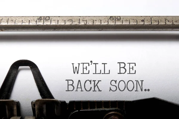 Volveremos Pronto Máquina Escribir Titular Primer Plano —  Fotos de Stock
