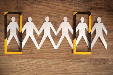 Coronavirus sosyal mesafesi; kilitleme, sarı ve siyah bantlı insan kağıt zinciri 